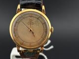 une image d'un gros plan d'une montre-bracelet sur un support