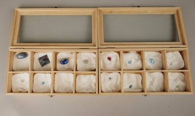 une boîte en bois remplie de rouleaux de papier toilette et d'autres objets