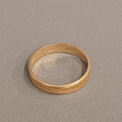 Alliance en or jaune 18K à motifs finement quillaochés, - Photo 1