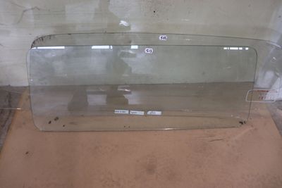 une vitrine en verre posée sur une table
