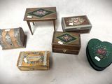cinq petites boîtes et une table sur laquelle se trouve une boîte en forme de cœur