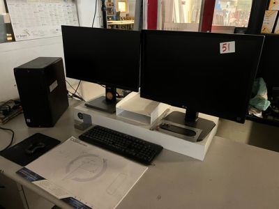 un bureau sur lequel sont posés deux écrans d'ordinateur et un clavier