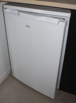 une photo d'un petit réfrigérateur blanc dans une cuisine