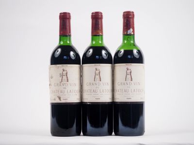 trois bouteilles de vin rouge posées côte à côte sur une table