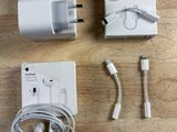 une boîte contenant un chargeur, un câble et un chargeur fixé à celle-ci