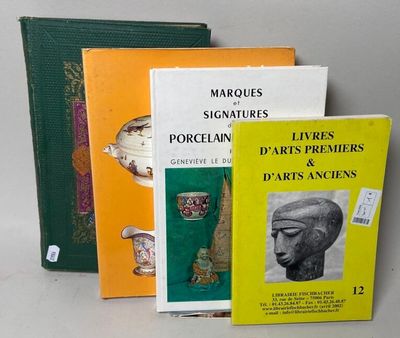 trois livres sont posés sur une table les uns à côté des autres