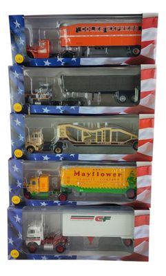 cinq camions miniatures dans une vitrine, sur fond blanc