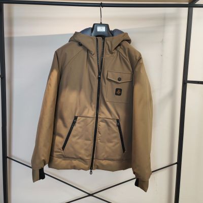 une veste marron accrochée à un porte-manteau dans une pièce