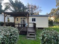 Contenu d’un camping à St Genis des Fontaines avec mobil-hom…