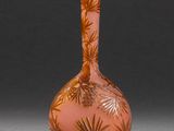 un vase en verre orné d'un motif posé sur une table