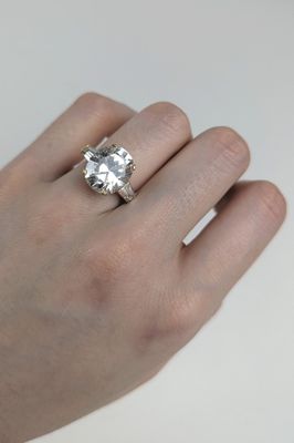 la main d'une femme, avec une bague en diamant au doigt