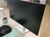 un écran d'ordinateur posé sur un bureau avec une souris