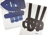 deux affiches représentant des peintures abstraites bleues et noires sur fond blanc