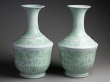 deux vases posés côte à côte sur une table