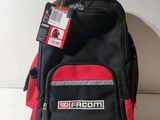 un sac à dos noir et rouge muni d'une étiquette