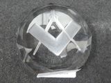 une image représentant un objet en verre sur lequel figurent un carré et un autre carré
