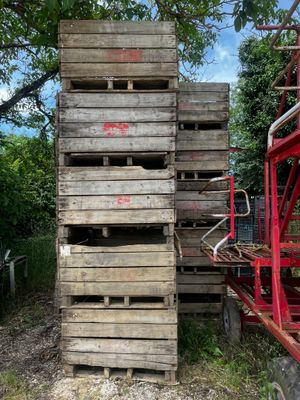 Environ 20 pallocs en bois. Différents modèles et états.