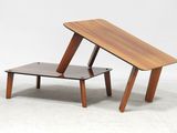 une image représentant une table en bois avec une petite table placée en dessous