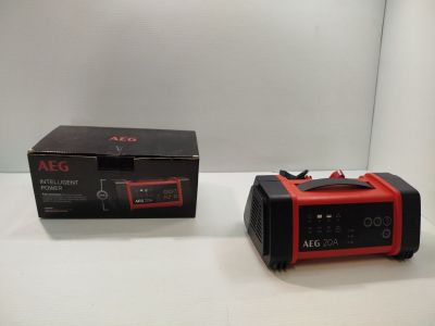 une photo d'une radio rouge et noire posée sur une table blanche