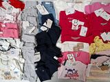 beaucoup de vêtements de bébé posés sur la table