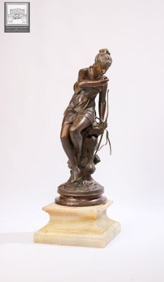 statue en bronze représentant une femme appuyée contre un rocher, posée sur un socle en marbre