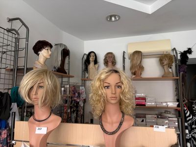 trois mannequins exposés dans un magasin