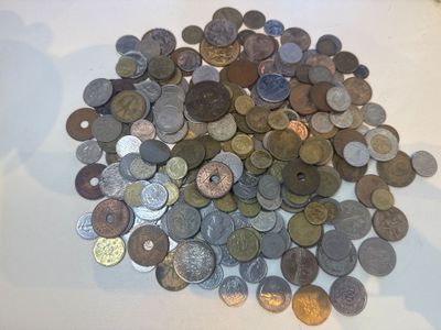 beaucoup de pièces qui sont sur la table