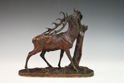 sculpture en bronze représentant un cerf avec une antilope sur le dos