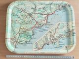 un plateau sur lequel est posée une carte, posé sur une table