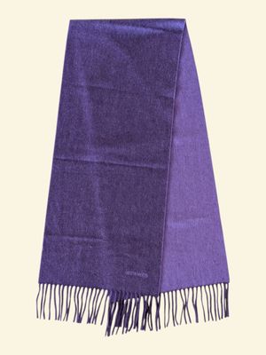 écharpe violette à franges sur fond blanc