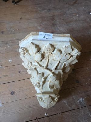 un petit morceau de plâtre sur le sol d'une pièce