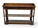 une vieille étagère en bois comportant trois tablettes