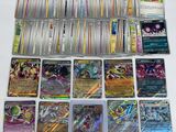 beaucoup de cartes pokemon sur la table