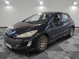 la photo d'une voiture noire garée dans un garage