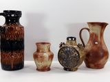 trois vases différents posés les uns à côté des autres sur une table