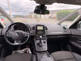 l'intérieur d'une voiture avec un volant, un tableau de bord et une planche de bord