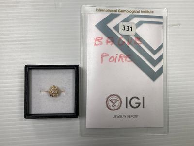 une photo d'une bague dans une boîte, avec une étiquette de prix