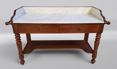une table en bois avec un plateau en marbre et deux tiroirs