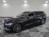 une Volvo break noire garée sur un sol à damier dans un showroom