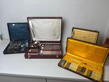 beaucoup d'argenterie dans un coffret sur une table