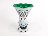 un vase blanc orné d'un motif vert et doré