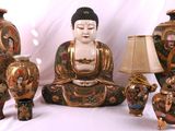 un ensemble de vases et de statues asiatiques posés sur un fond blanc