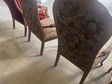 trois chaises à dossier fleuri se trouvent dans un entrepôt