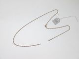gros plan d'un collier sur une surface blanche avec une étiquette