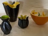 trois vases et un bol posés sur une table