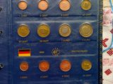un livre bleu sur lequel figurent toutes sortes de pièces de monnaie différentes