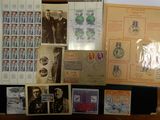 beaucoup de timbres sur la table, avec des images dessus