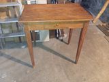 une petite table en bois avec un tiroir en dessous