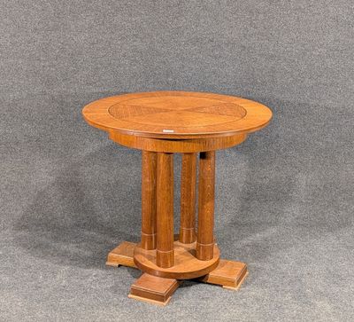 une table en bois avec un plateau rond sur fond gris