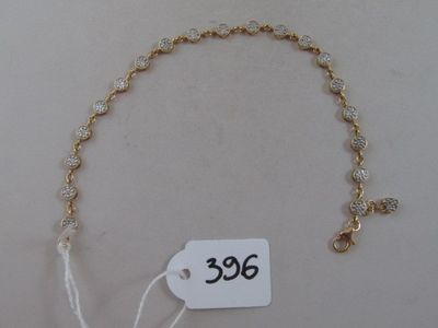 une chaîne en or sur laquelle est accrochée une croix, avec une étiquette de prix attachée